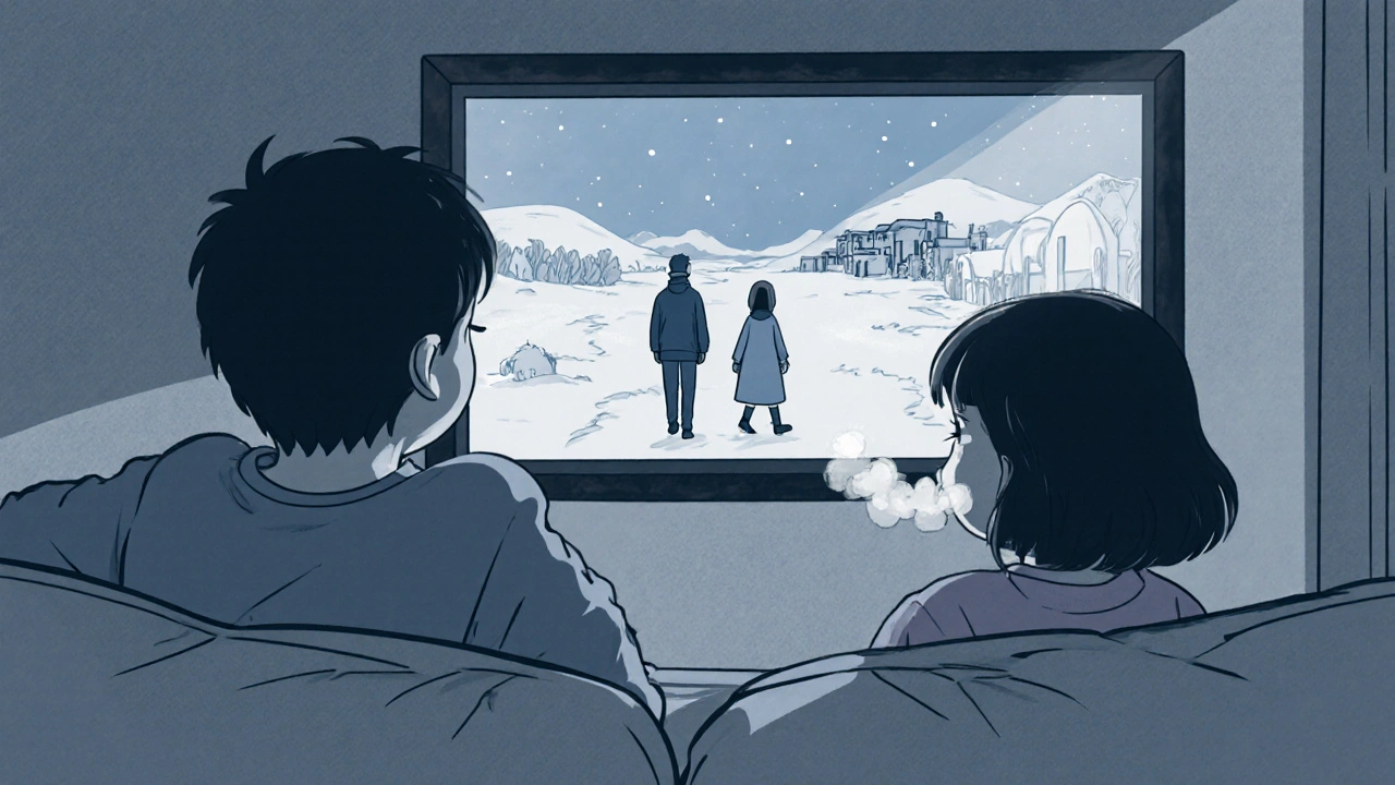 İki çocuk, ekranın karakterlerinin hareketlerini bedenleriyle yansıtırken, arka planda soğuk bir kış manzarası beliriyor.