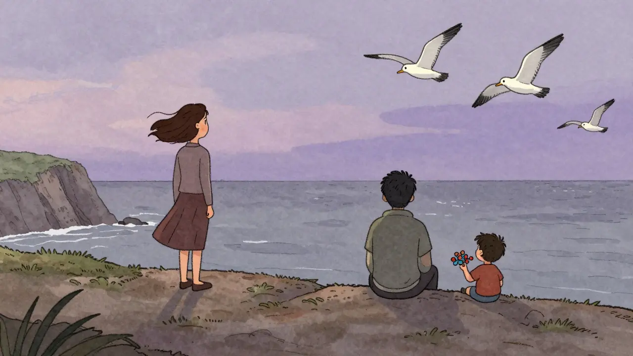 Kıyıda, bir kadın denize bakıyor, erkek arkasını dönmüş, çocuk kırık oyuncak tutuyor.